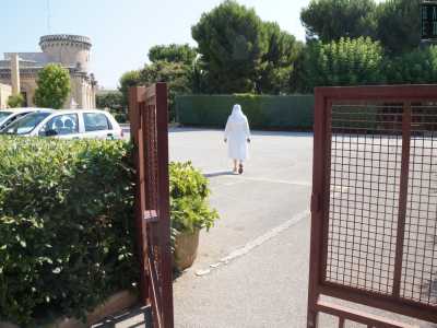 Mentre ci incamminiamo verso l�antico stabile la coordinatrice suor Anna Rizzuto ci racconta la storia dell�Alberotanza